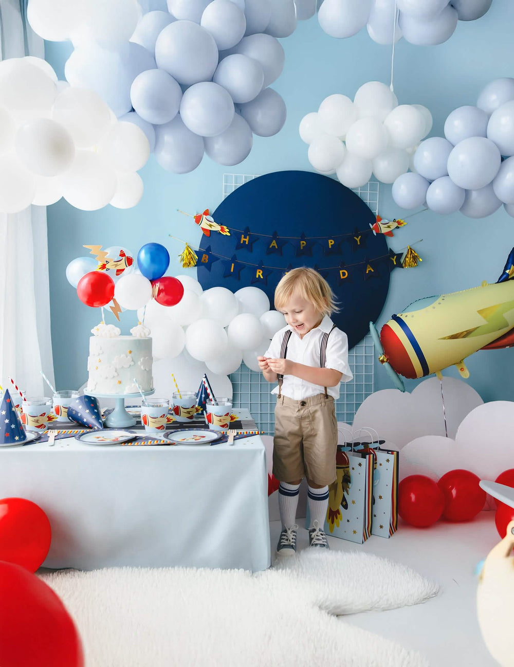 Mise en situation lors d'un anniversaire de la décoration de gâteau petit avion