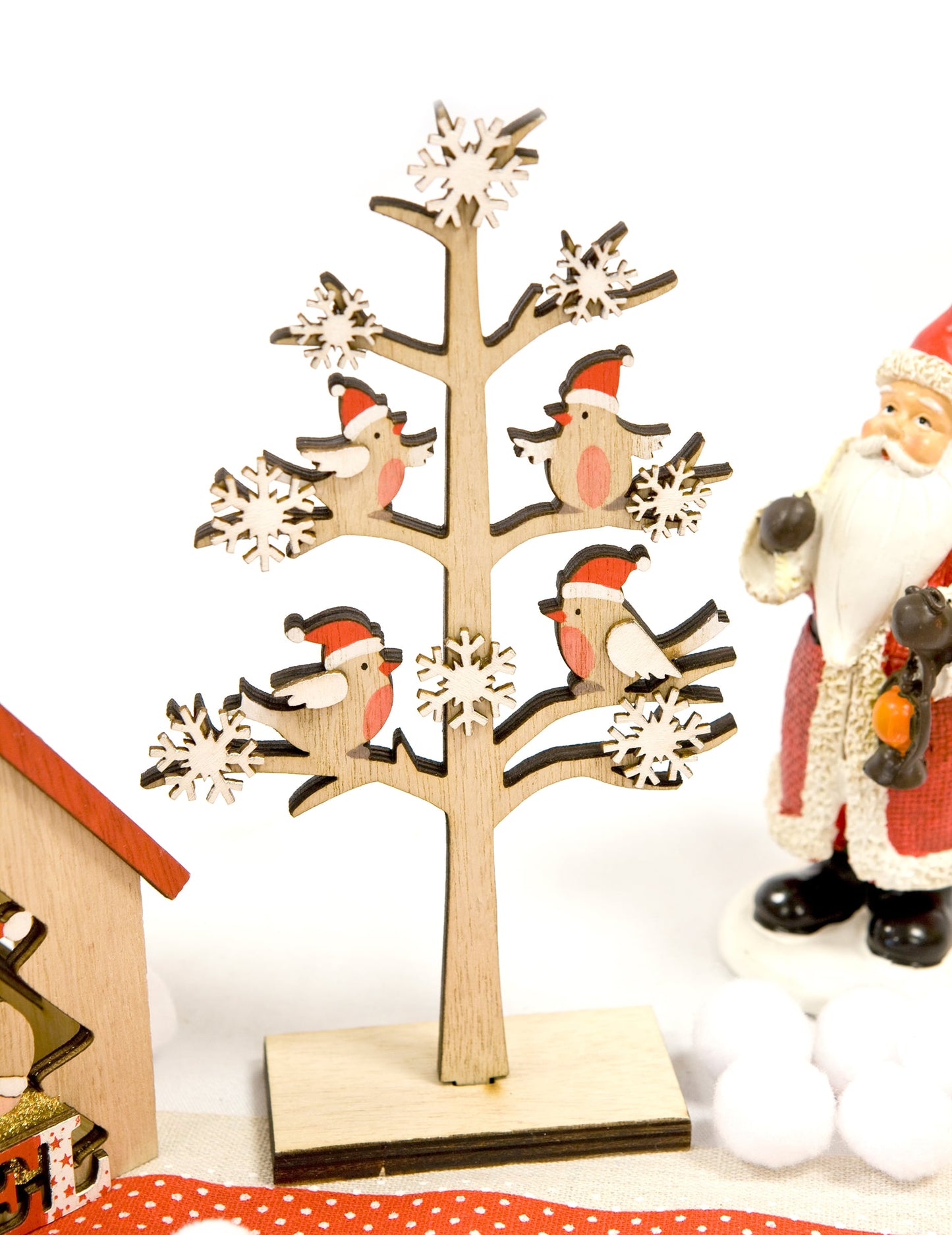 Vue de face de la décoration en bois arbre avec oiseaux perchés et flocons pour Noël