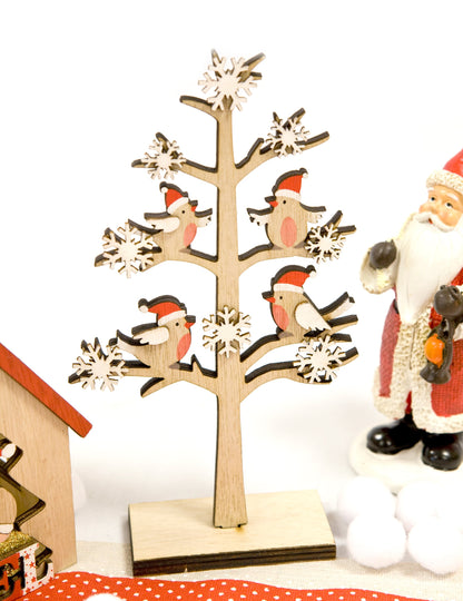 Vue de face de la décoration en bois arbre avec oiseaux perchés et flocons pour Noël