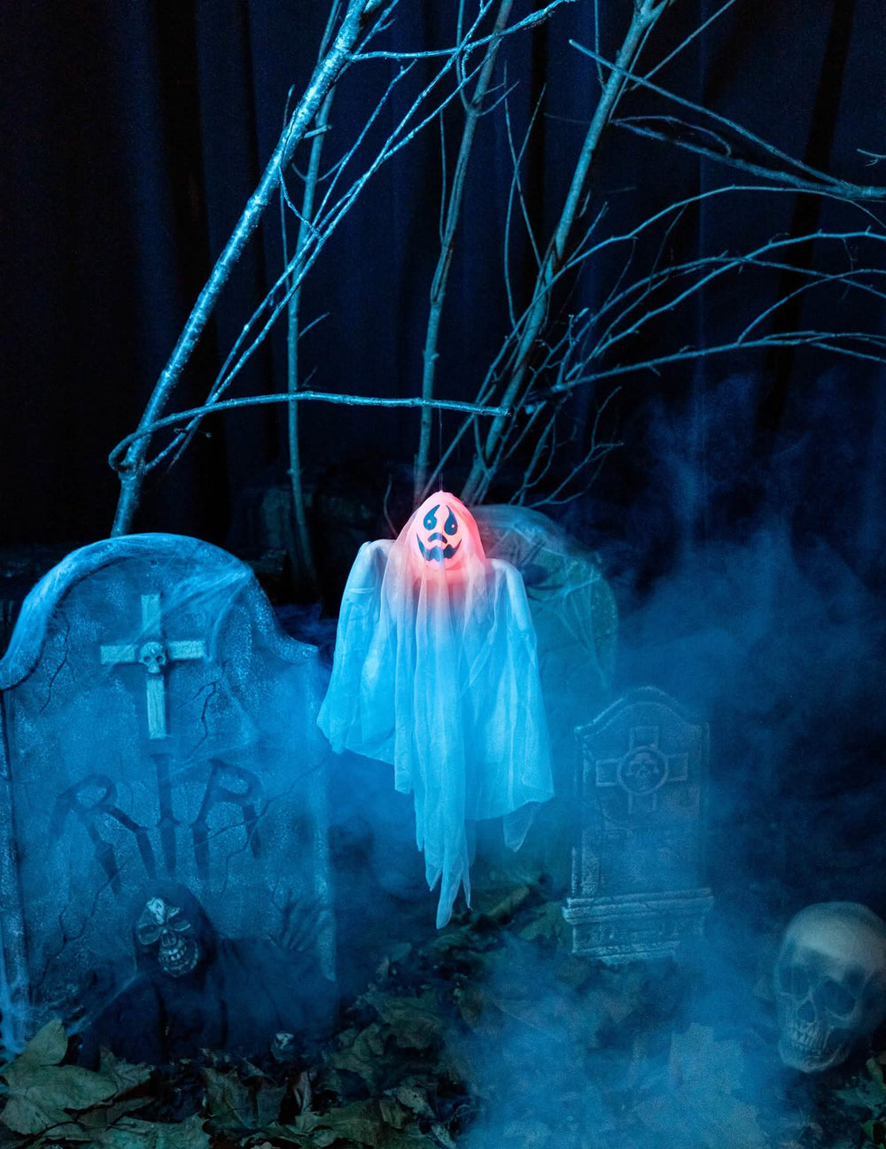 Mise en situation dans un décor de cimetière de la décoration fantôme lumineux pour Halloween