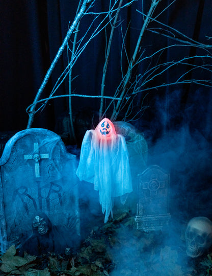 Mise en situation dans un décor de cimetière de la décoration fantôme lumineux pour Halloween