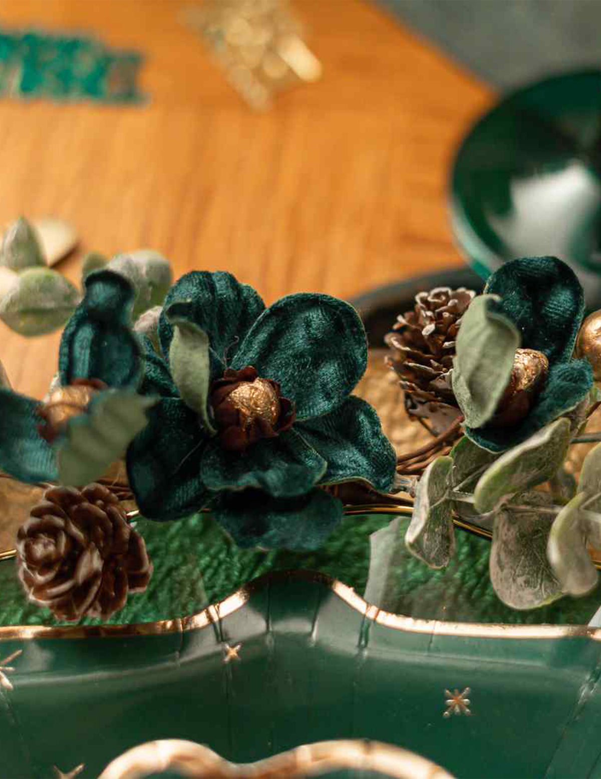 Elegance bloemdecoratie donkergroen en goud 23 cm