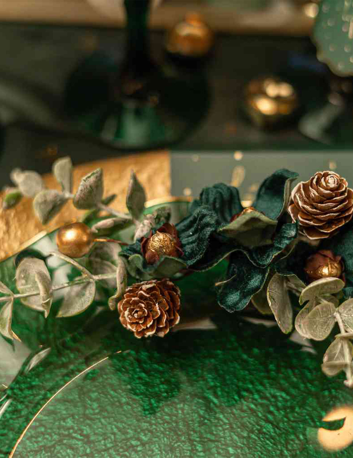 Elegance bloemdecoratie donkergroen en goud 23 cm