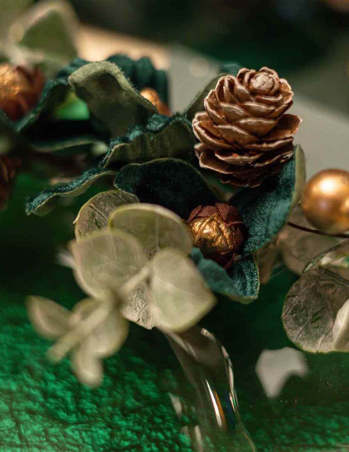 Elegance bloemdecoratie donkergroen en goud 23 cm