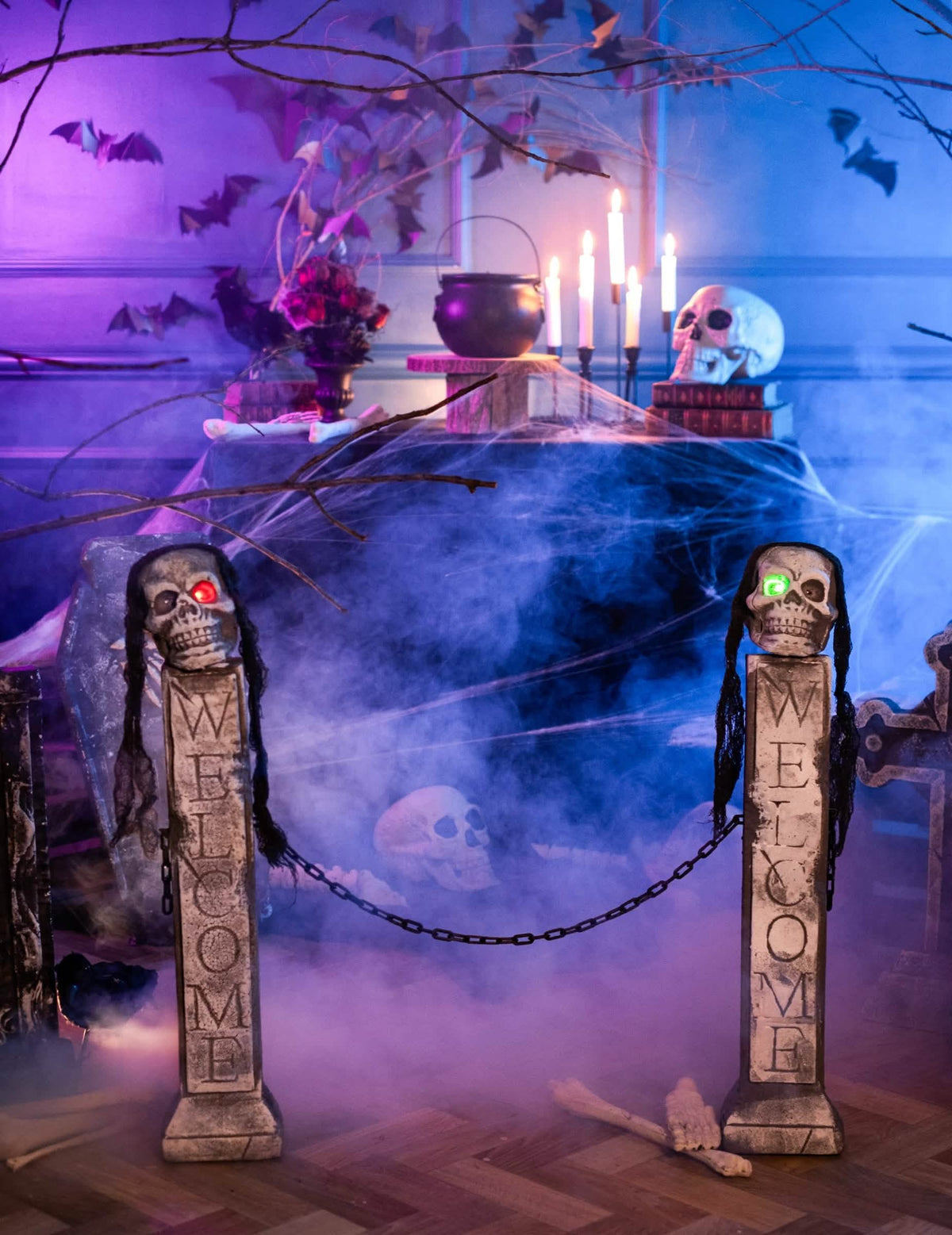 Mise en scène dans une ambiance effrayante de la décoration lumineuse devanture tombeau Halloween