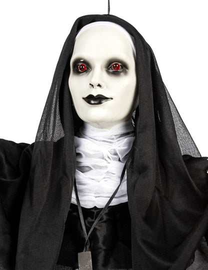 Gros plan sur le buste et le visage de la décoration lumineuse nonne suspendue