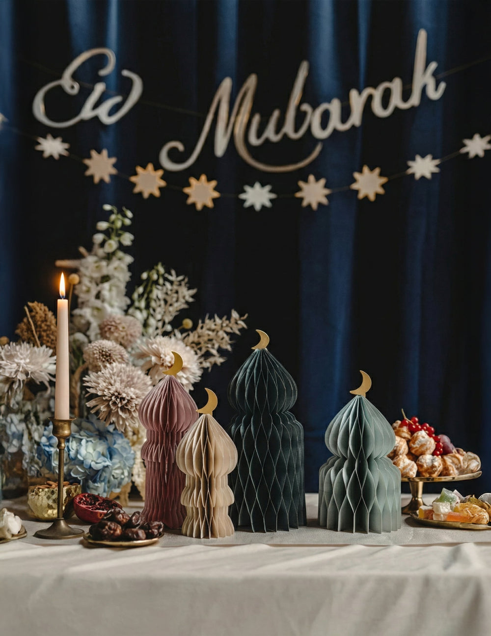 Ambiance festive de table des décorations orientales alvéolées en papier Eid Mubarak
