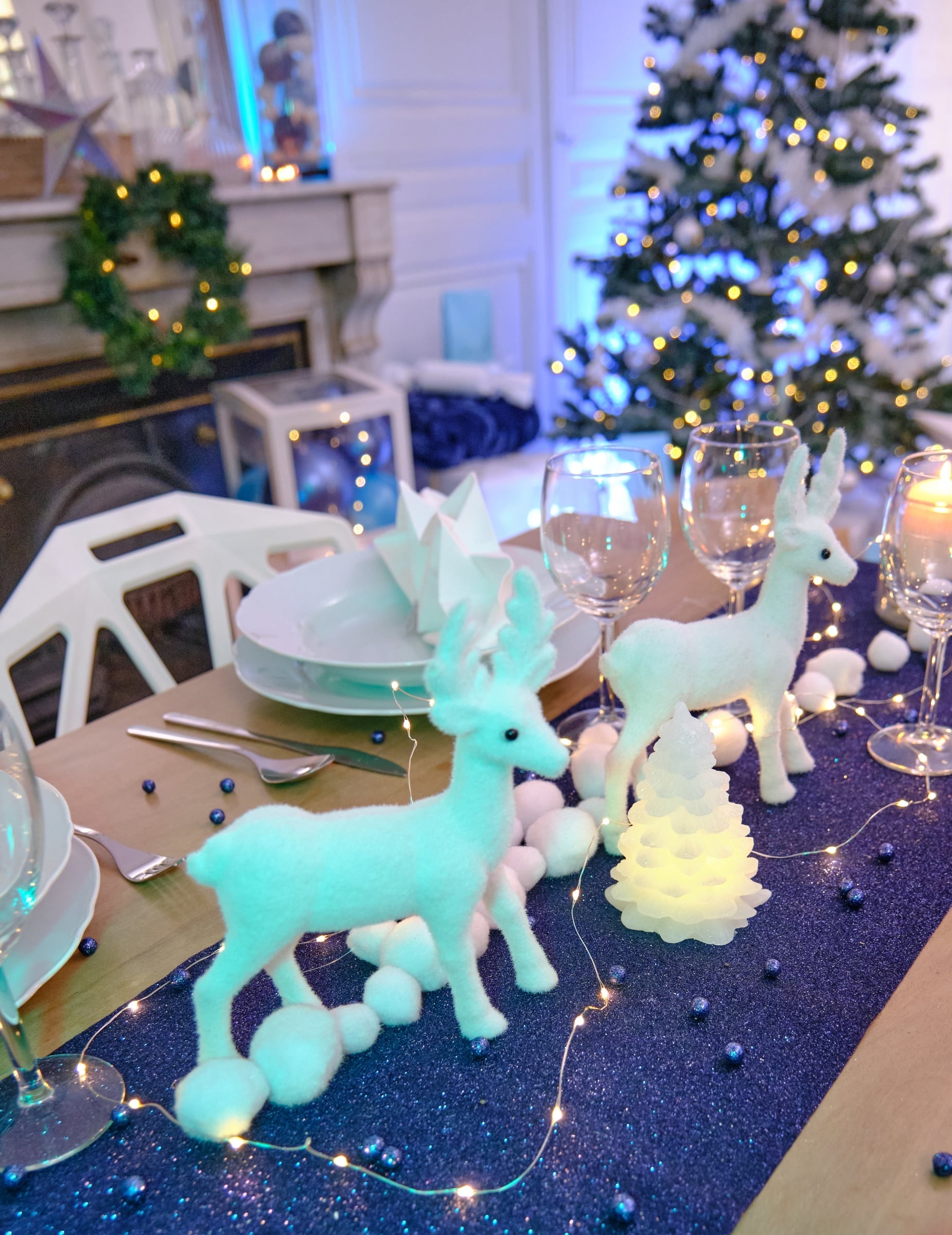 Mise en situation sur une table de fête de la décoration renne blanc pour Noël