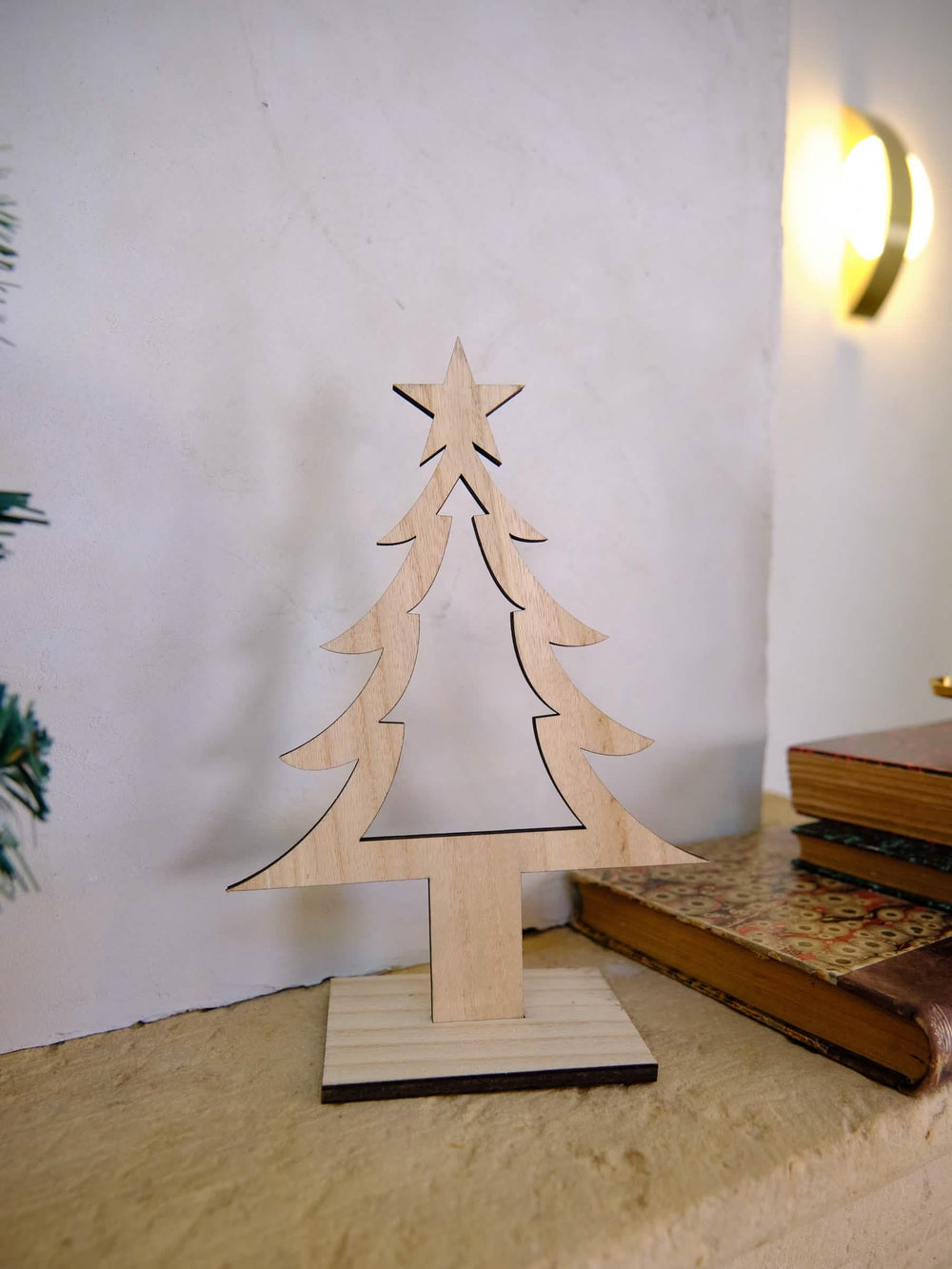 Vue de face sur son socle de la décoration Sapin de Noël
