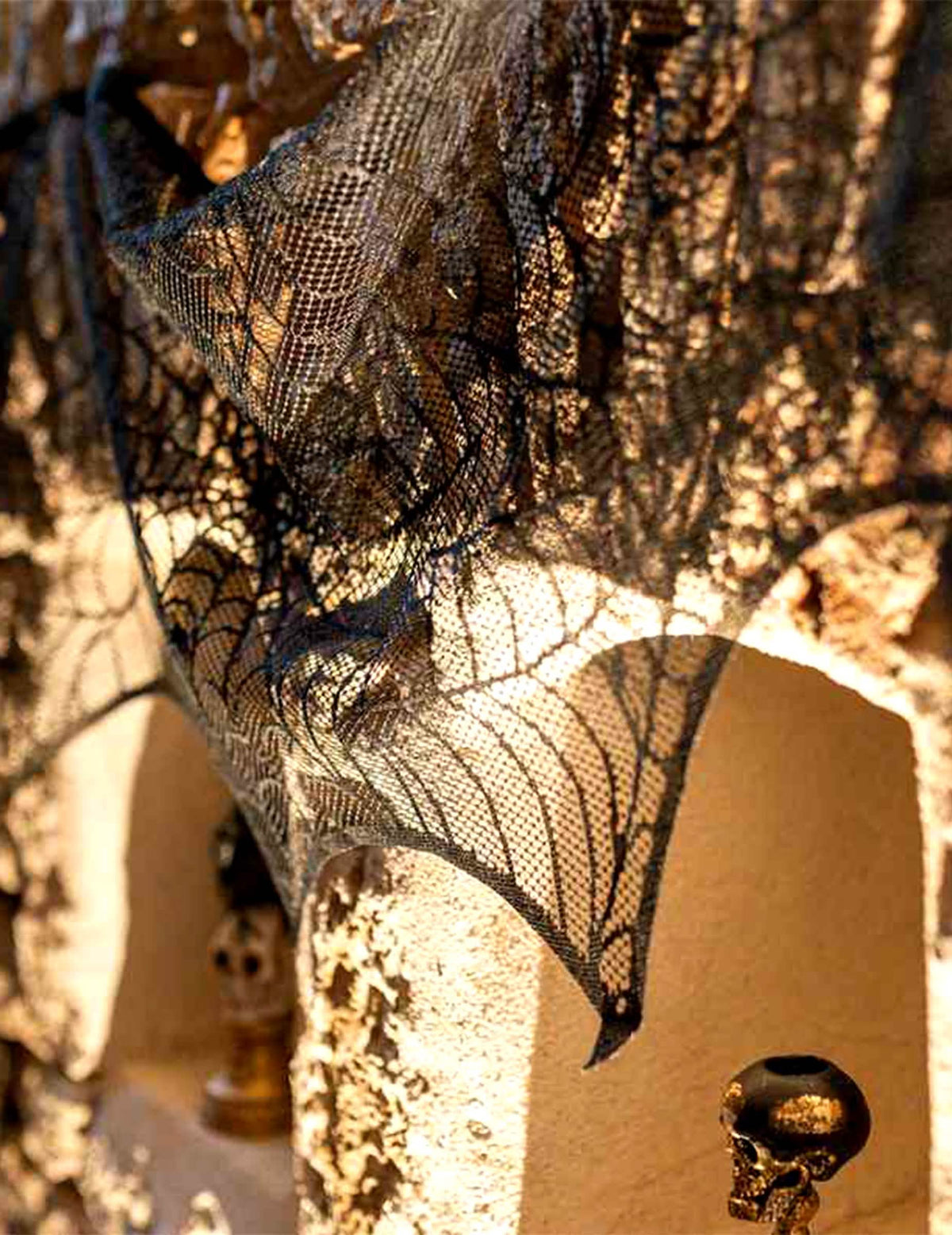 Décoration toile d'araignée en dentelle noire 43 cm x 2,50 m
