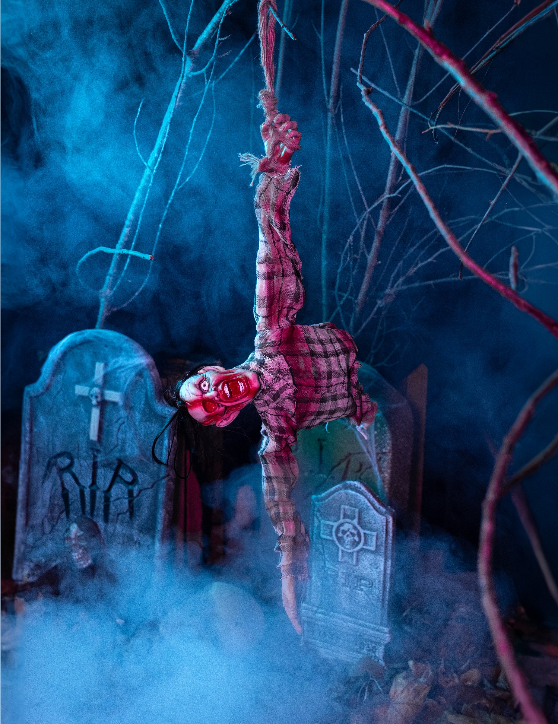 Vue de la suspension par le bras de la décoration torse de zombie pour Halloween