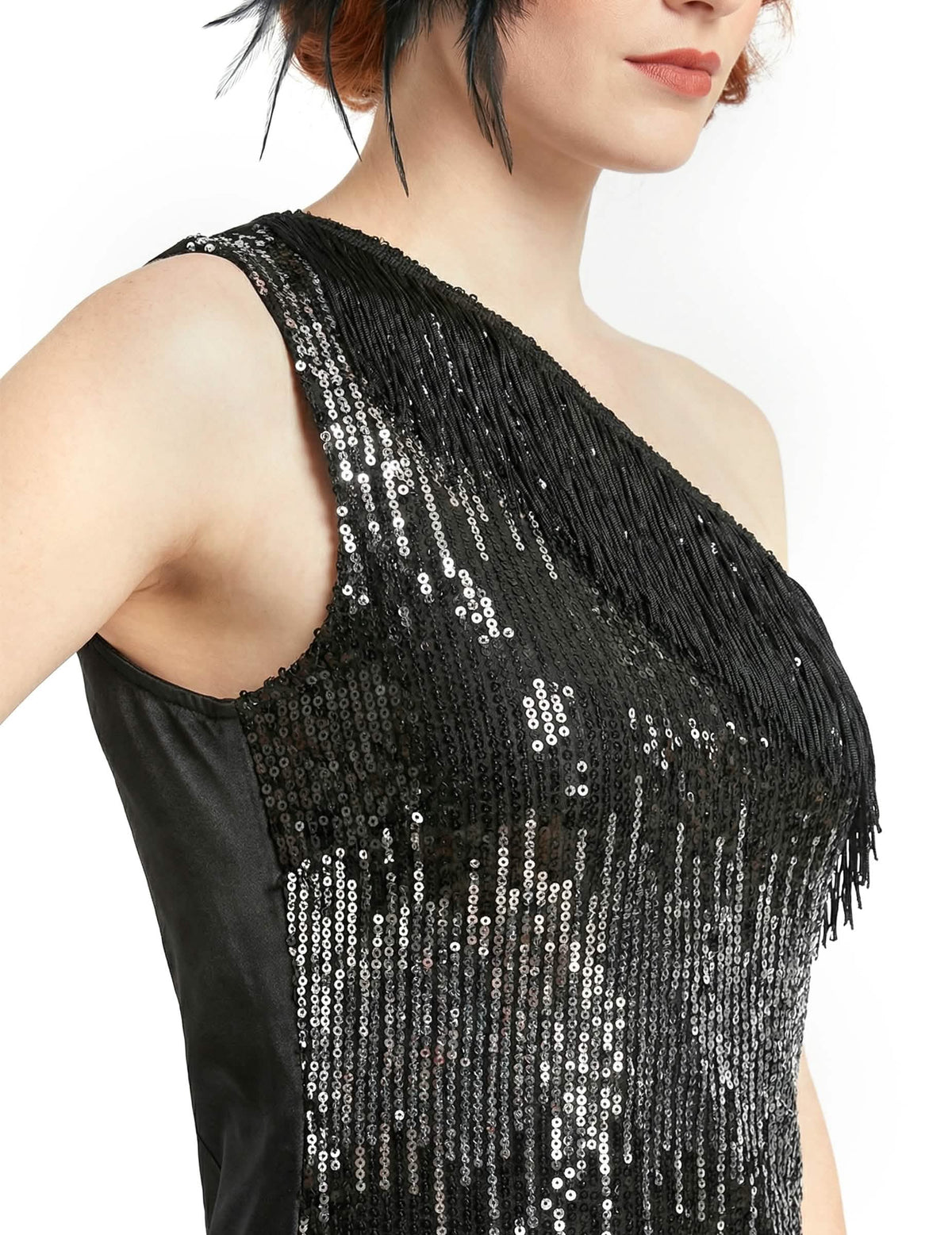 Gros plan sur les sequins et franges du déguisement années 20