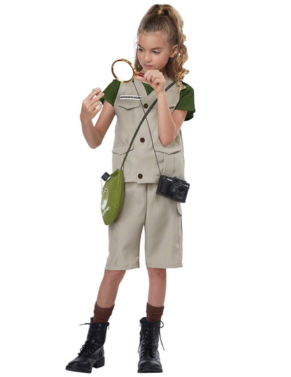 Vue de face avec loupe et accessoires du déguisement d'aventurier luxe pour enfant