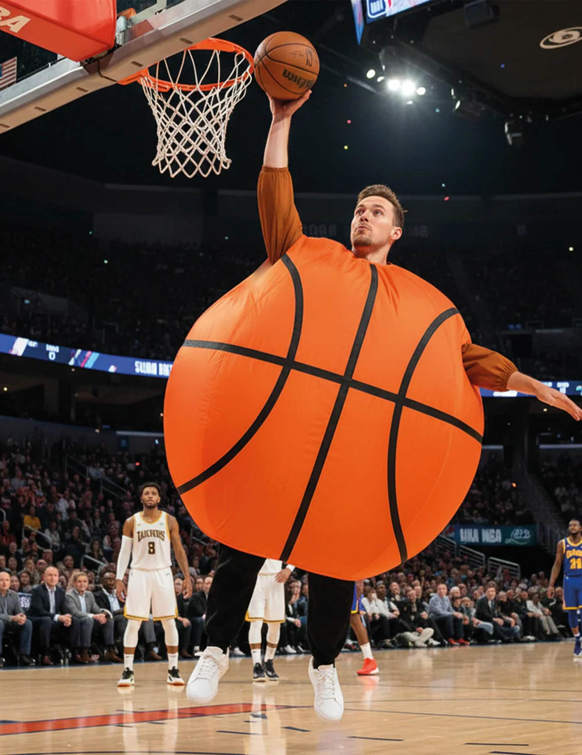 Gesimuleerde dunk met het carry me basketbalbal-kostuum carry me