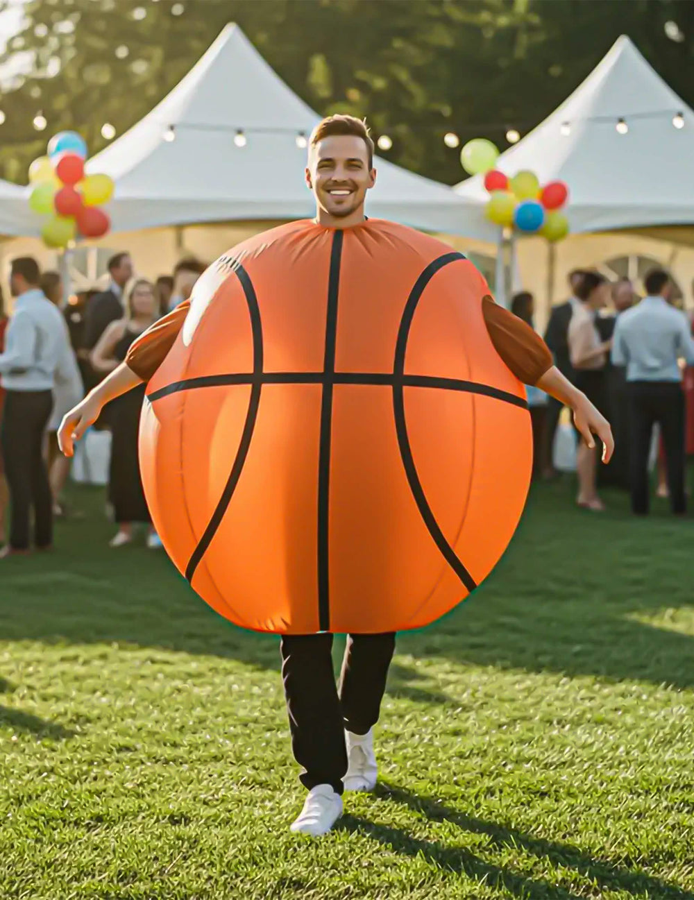Mise in scène tijdens een verkleedfeest, carry me basketbalbal