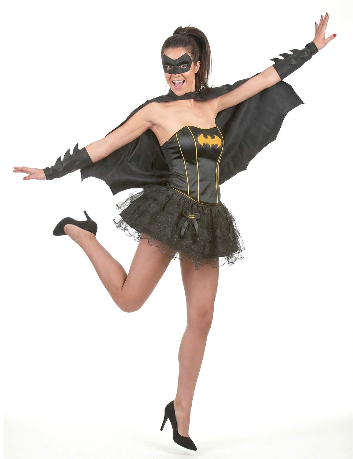 Pose avec cape déployée du déguisement Batgirl™ sexy pour femme
