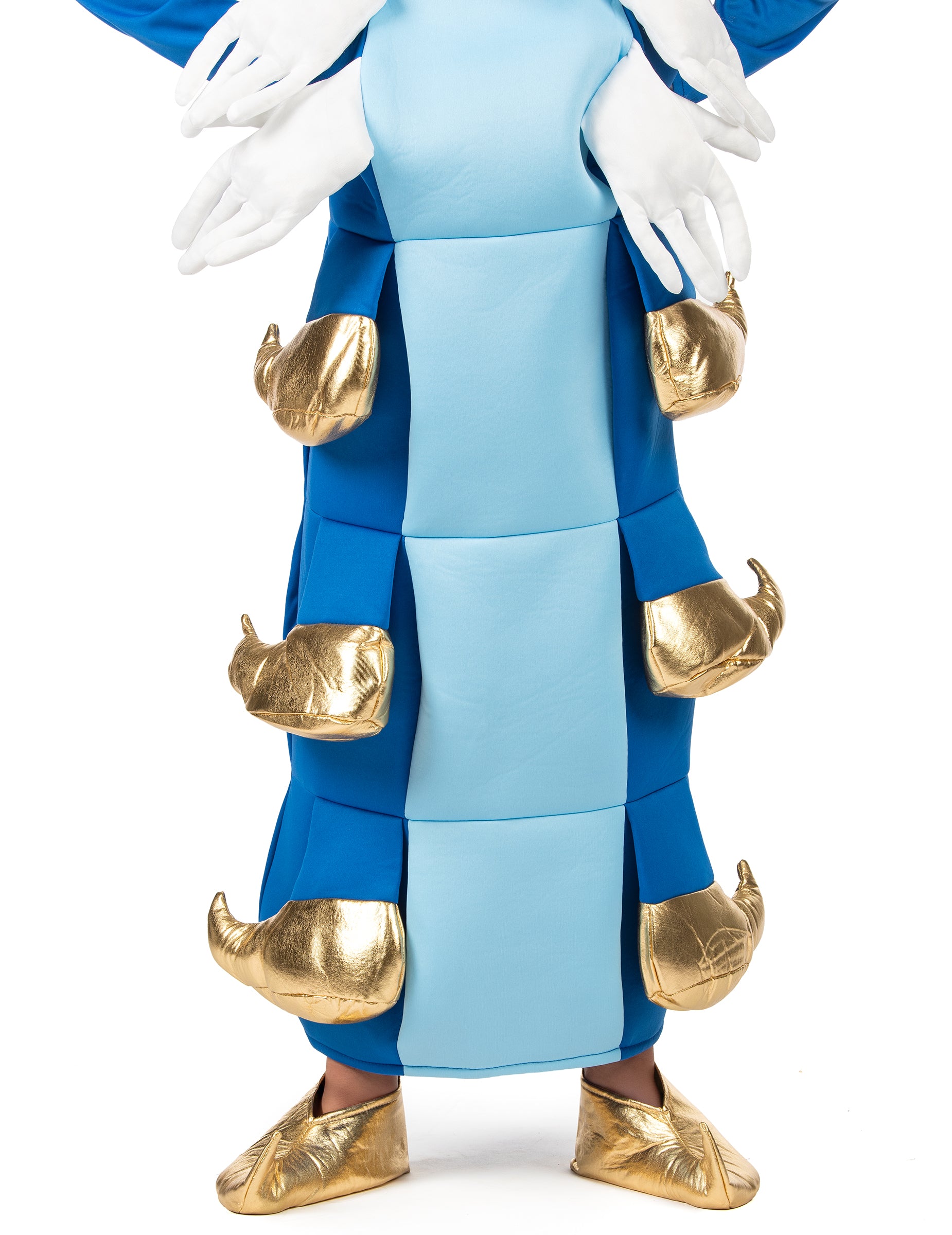 Détail des mains blanches et des pieds dorés du déguisement de chenille pour enfant