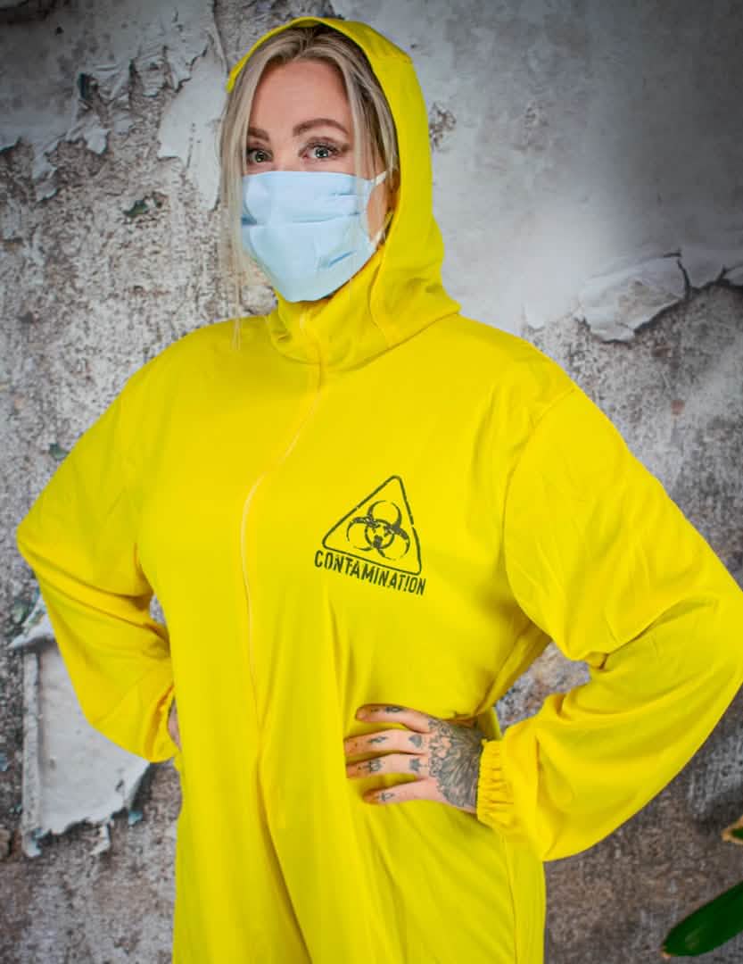 Gros plan sur le logo et le masque du déguisement combinaison contamination pour adulte