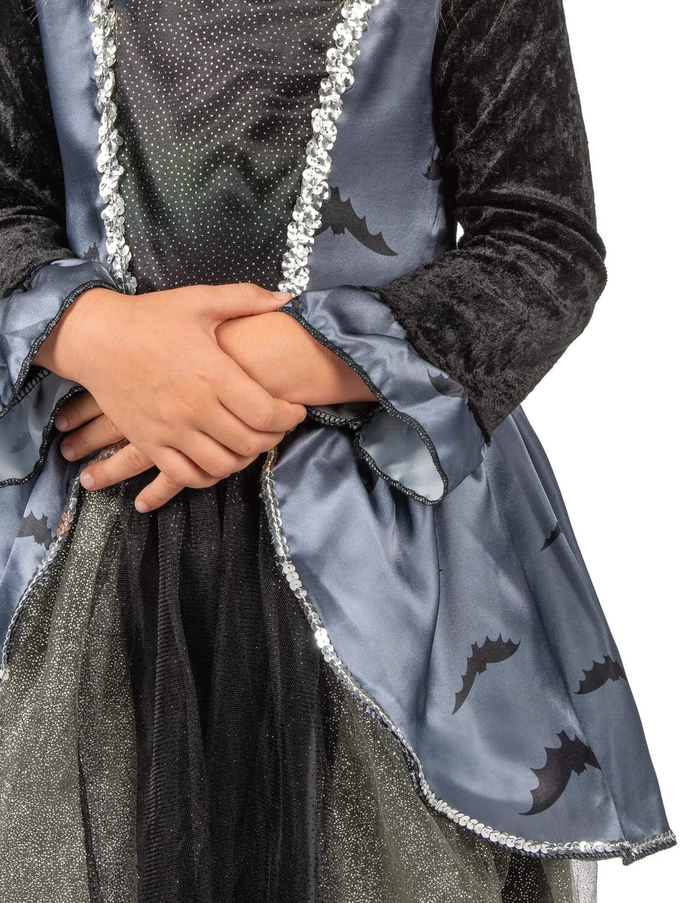 Détail des paillettes et des imprimés du déguisement de comtesse des chauve-souris pour fille