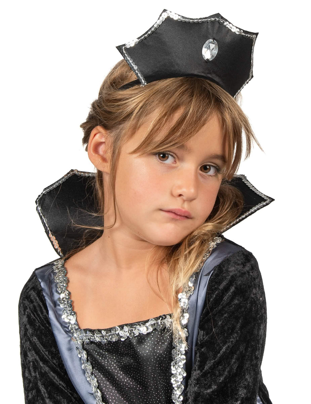 Gros plan sur le diadème et le col du déguisement de comtesse des chauve-souris pour fille
