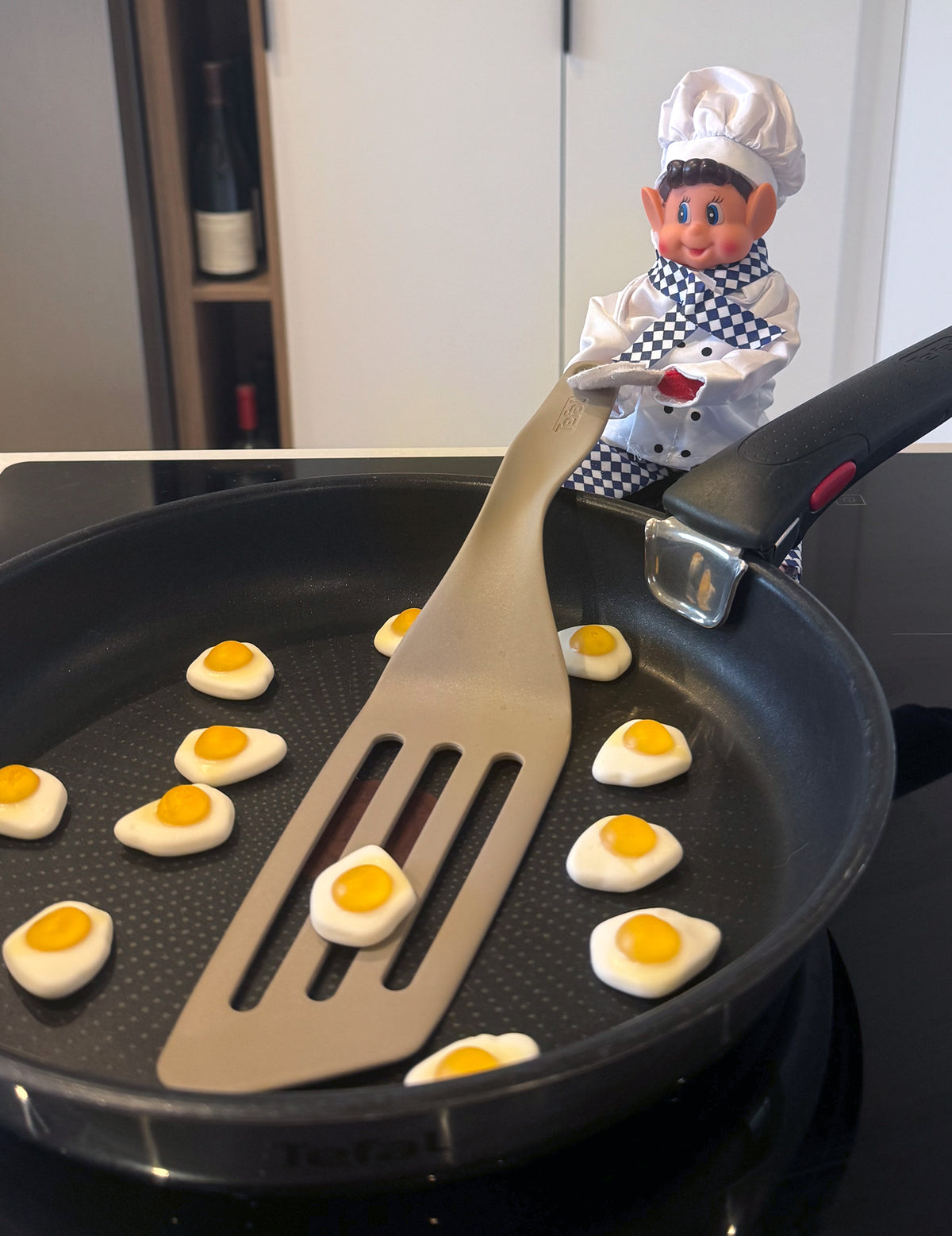 Mise en scène dans une poêle avec des oeufs du déguisement de cuisinier pour poupée lutin farceur