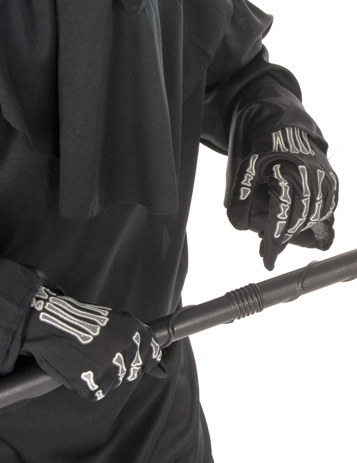 Gros plan sur les gants squelette du déguisement faucheur sinistre