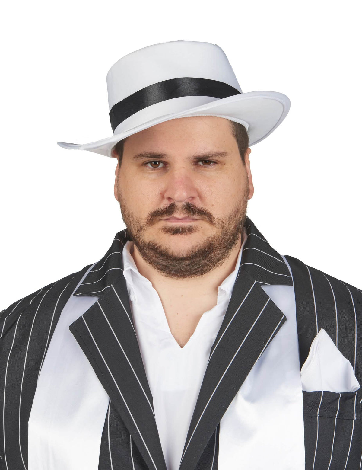 Gros plan sur le chapeau du déguisement de gangster