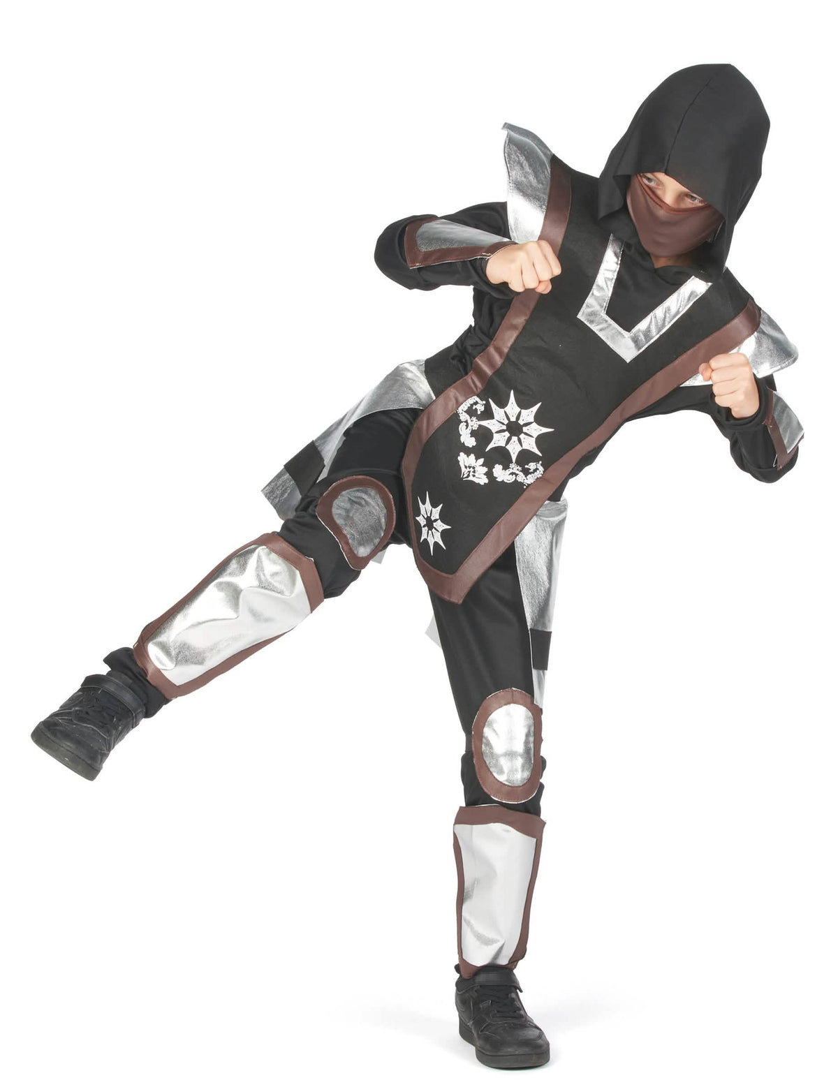 Pose de combat du déguisement ninja pour garçon