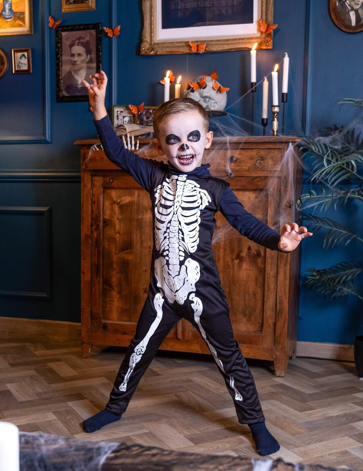 Pose effrayante du déguisement de squelette classique pour enfant