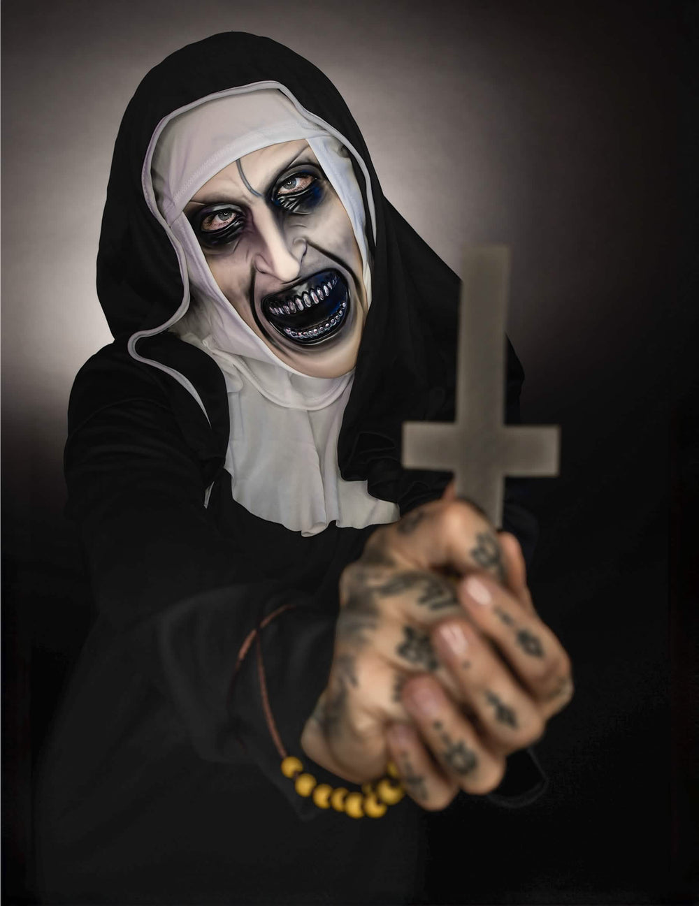 Détail de la croix et du visage terrifiant du déguisement The Nun™ pour adulte