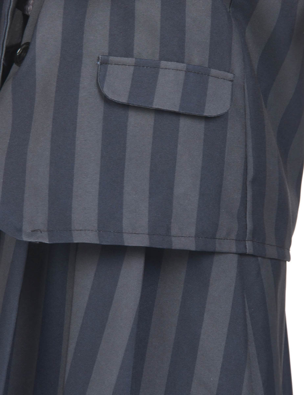 Gros plan sur la poche de la veste du déguisement uniforme scolaire gothique pour enfant