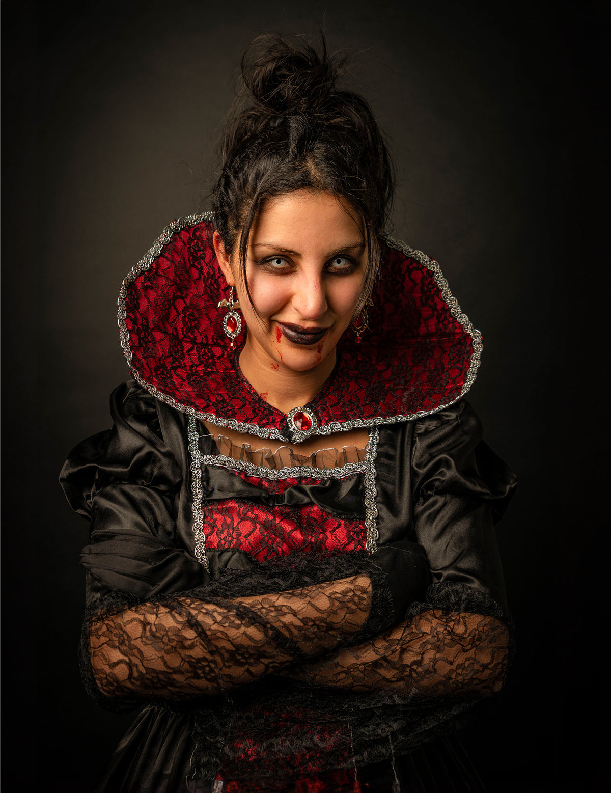 Gros plan sur le col et le bustier du déguisement vampire baroque luxe pour femme