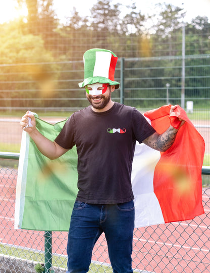 Supporter brandissant le drapeau Italie pour supporter
