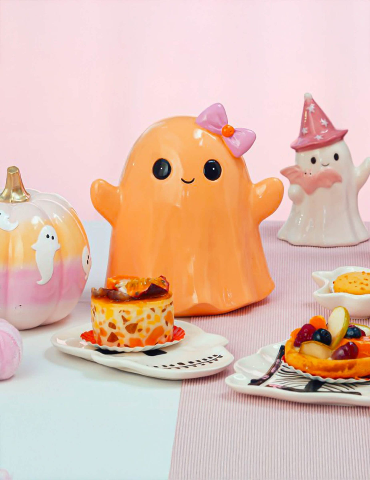 Glimlachend pasteloranje hars spook 20 cm