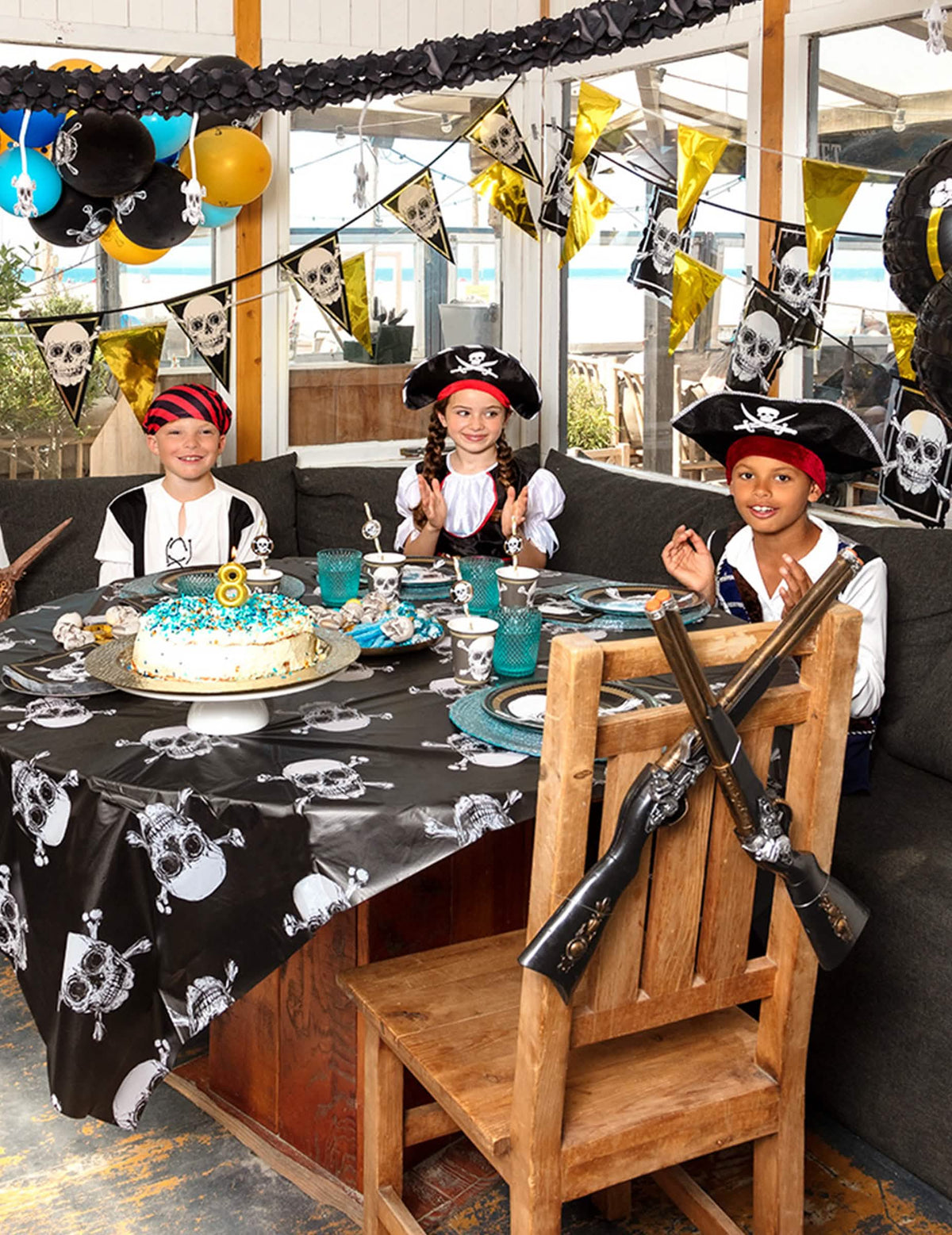 Mise en situation de la guirlande de fanions en plastique Pirate Jolly Roger