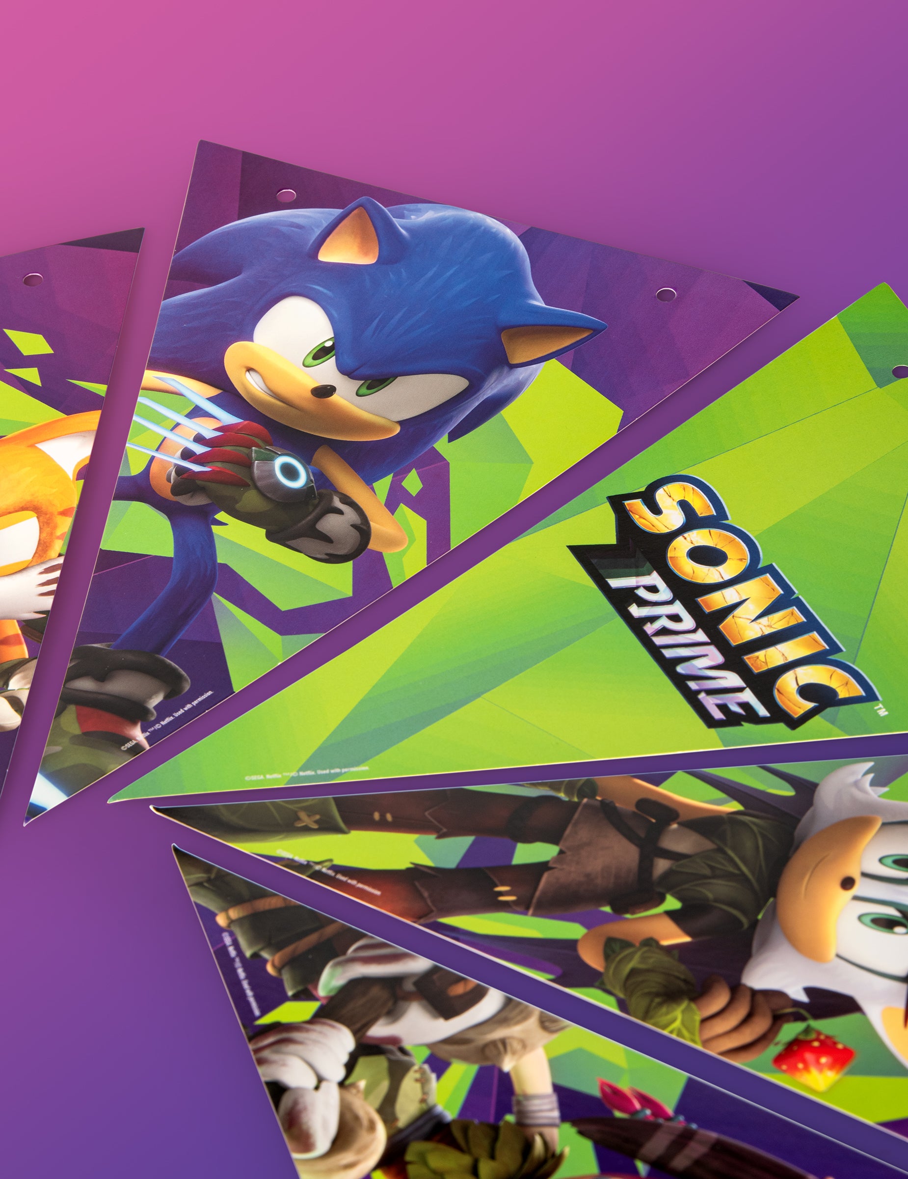 Gros plan sur les drapeaux de la guirlande à fanions Sonic Prime
