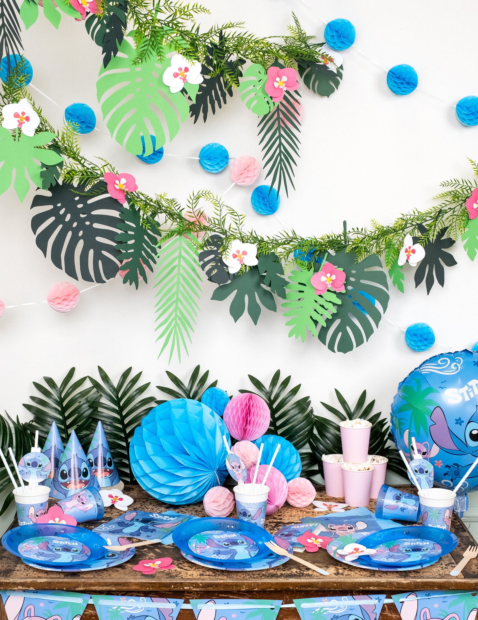 Mise en situation dans un décor de fête de la guirlande boules alvéolées pour décoration bleu clair en papier