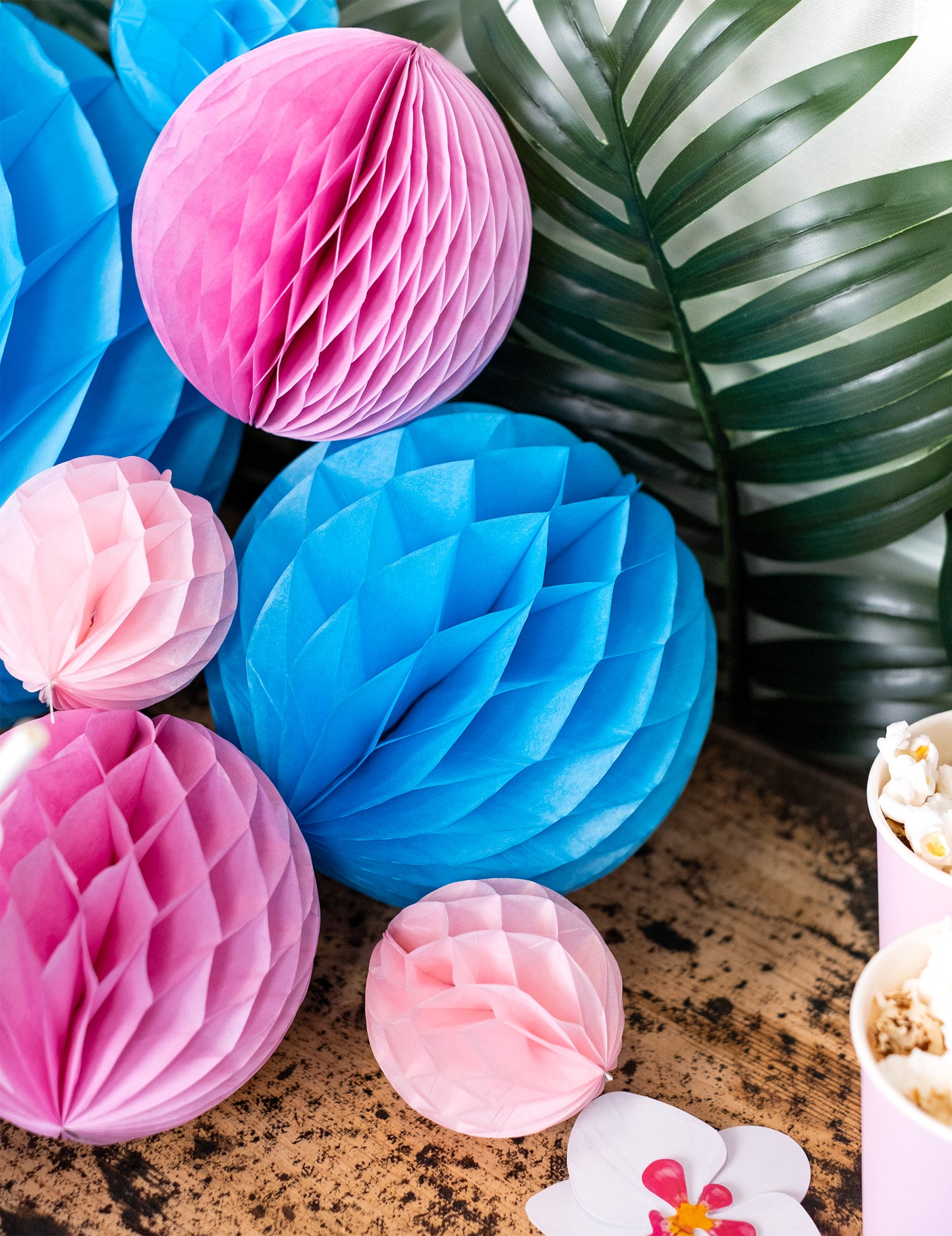 Gros plan sur les détails de la guirlande boules alvéolées pour fête