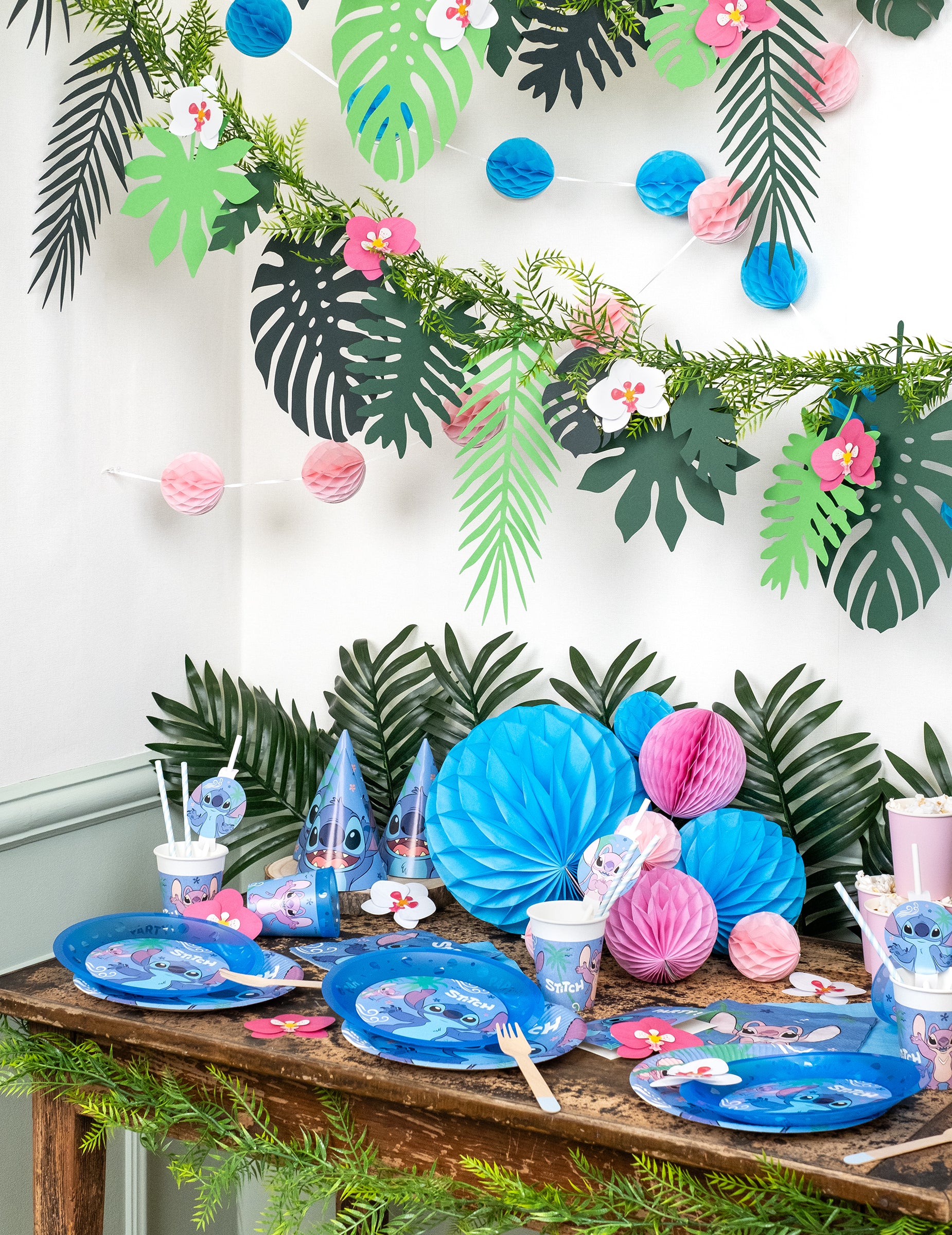 Mise en situation de la guirlande boules alvéolées pour fête rose clair