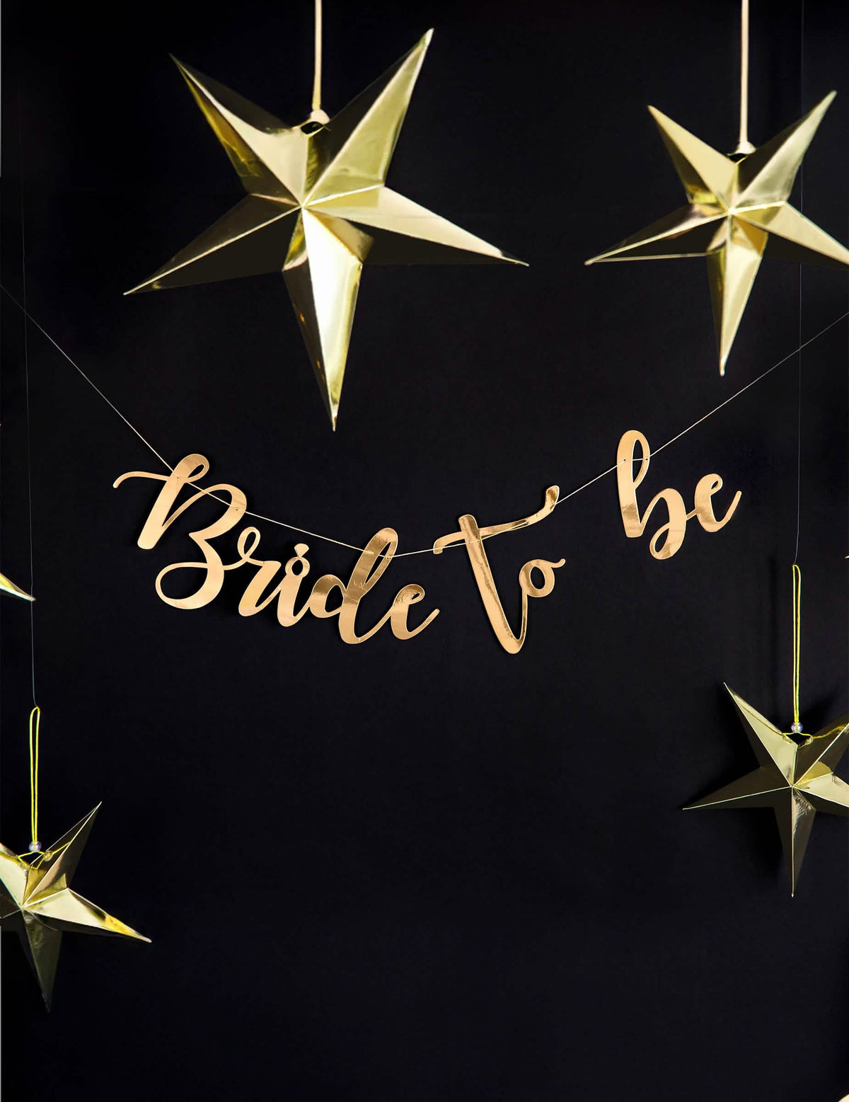 Mise en situation avec étoiles de la guirlande en carton Bride to be