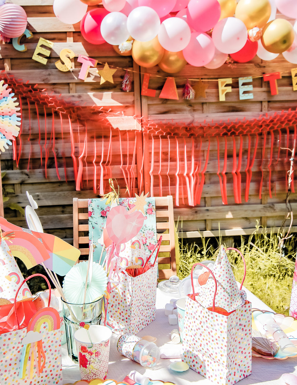 Ambiance sur table d'anniversaire de la guirlande en carton c'est la fête pour anniversaire