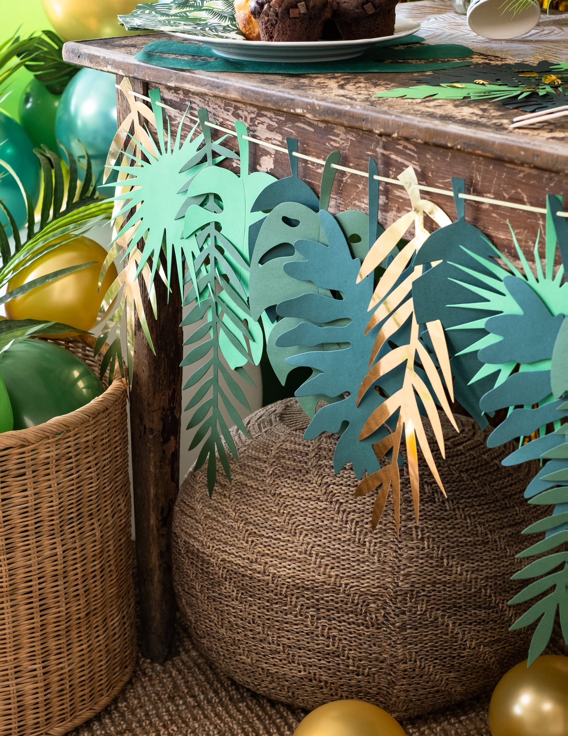 Mise en situation de la guirlande en carton feuilles tropicales