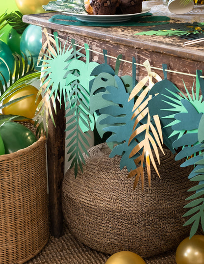 Mise en situation de la guirlande en carton feuilles tropicales