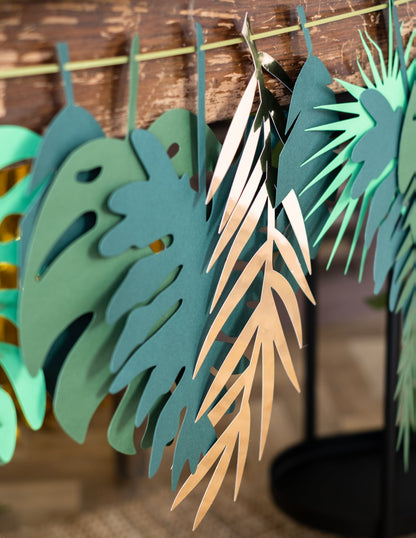 Détail de la feuille dorée de la guirlande en carton feuilles tropicales