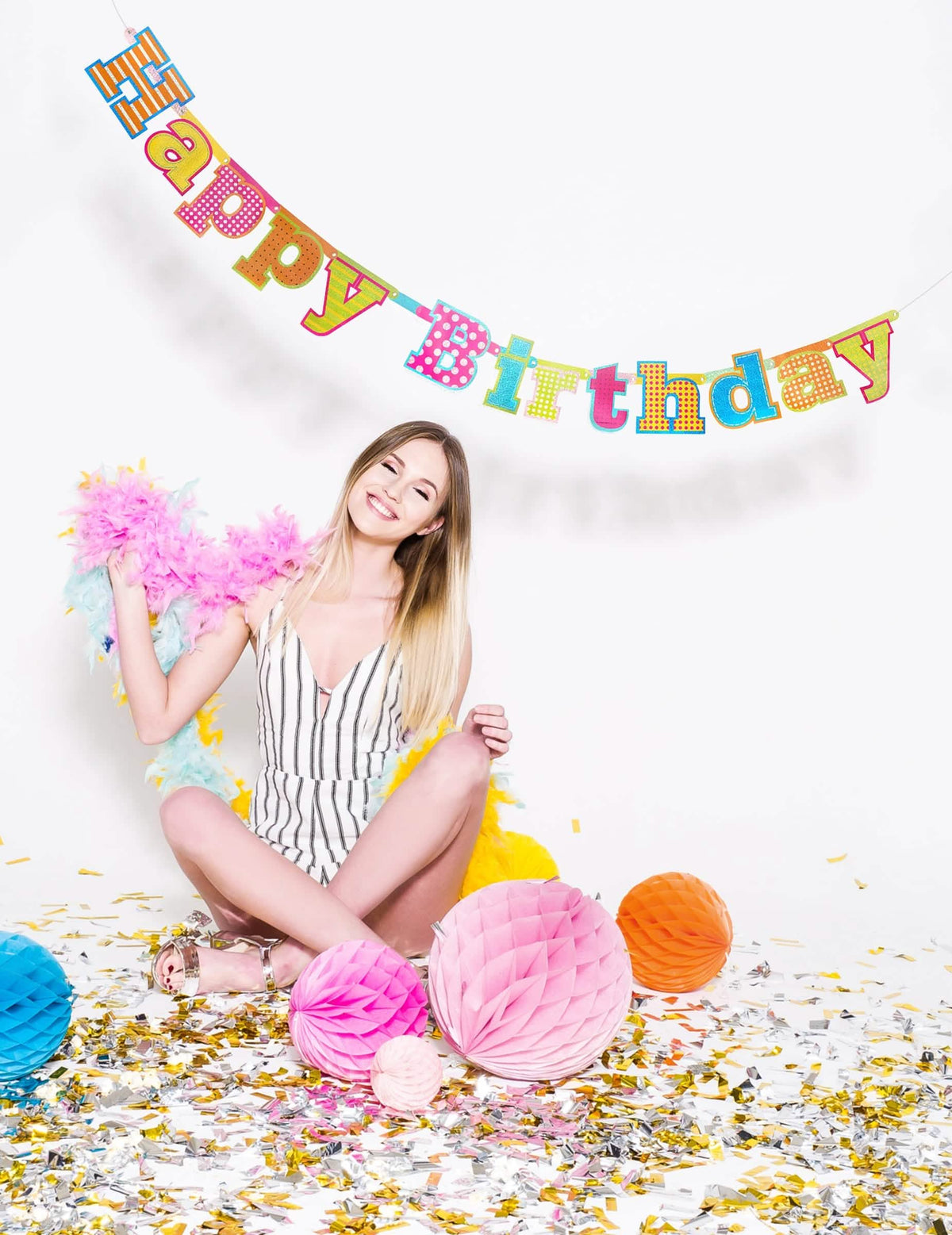 Mise en situation de la guirlande en carton Happy Birthday