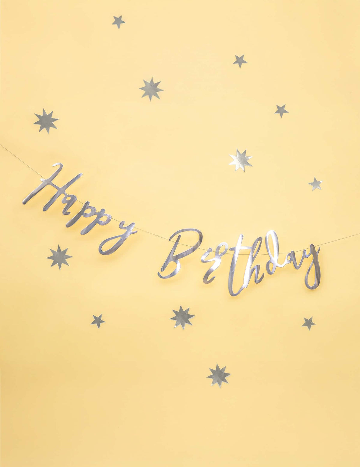 Mise en scène avec étoiles de la guirlande Happy Birthday pour fête argentée métallisée