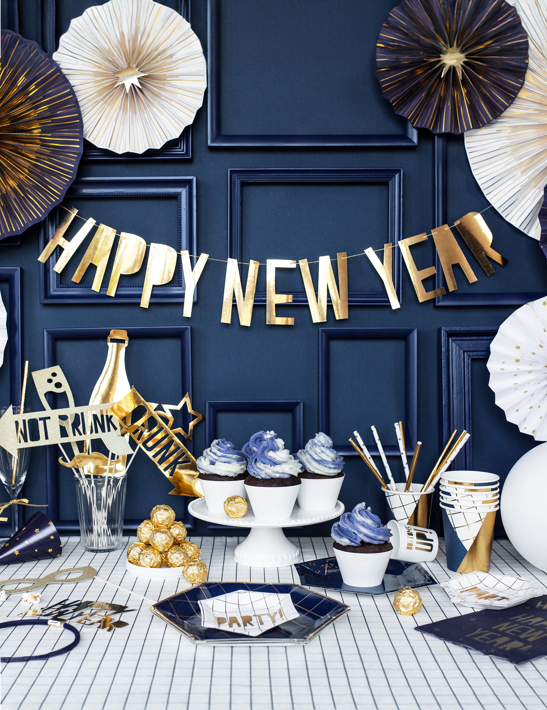 Mise en ambiance de buffet festif de la guirlande en carton Happy New Year