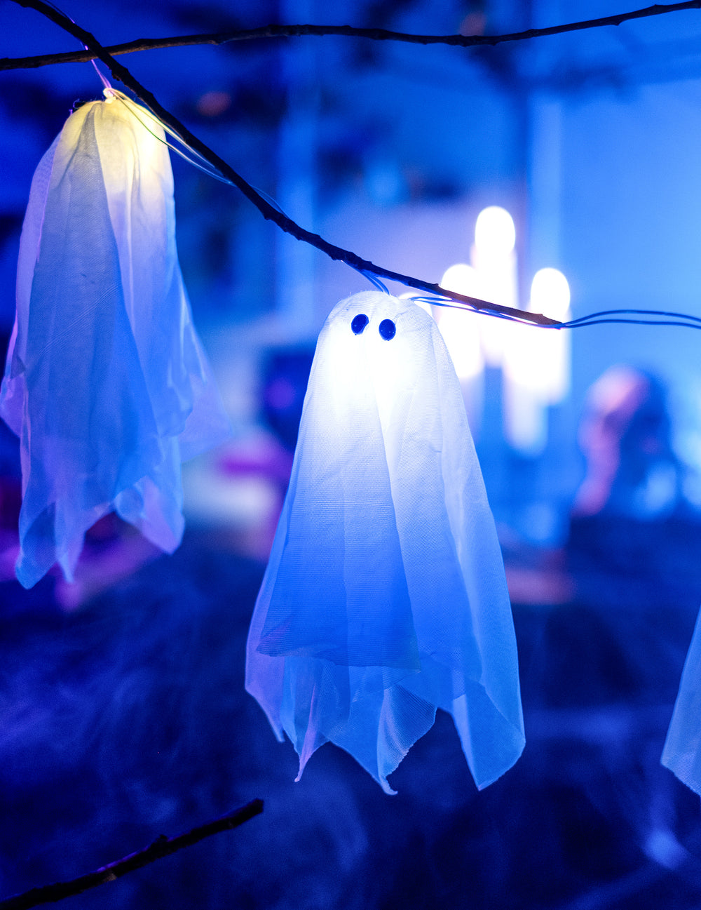Gros plan sur un fantôme de la guirlande fantômes lumineux Halloween