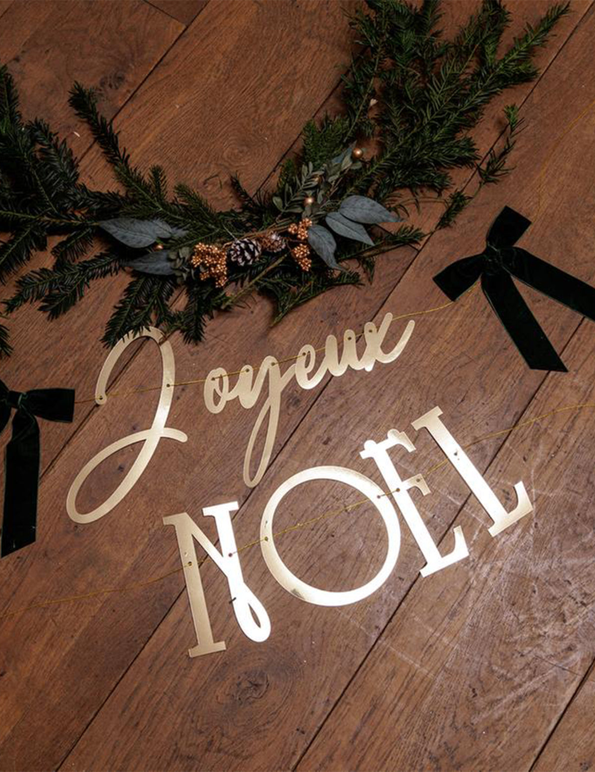 Gouden Prettige Kerst slinger met 2 donkergroene strikken 1,80 m
