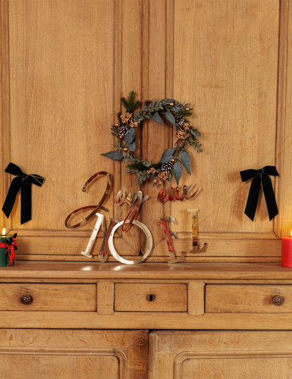 Gouden Prettige Kerst slinger met 2 donkergroene strikken 1,80 m